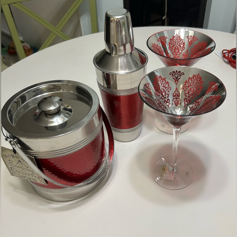 NWT BEAUTIFUL 4 PIECE BARWAR SET icebucket/shaker/2brocade martini glasses